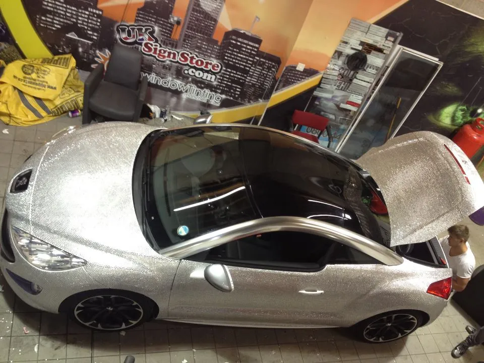 Zobacz 81 tysięcy diamentów na karoserii Peugeota RCZ