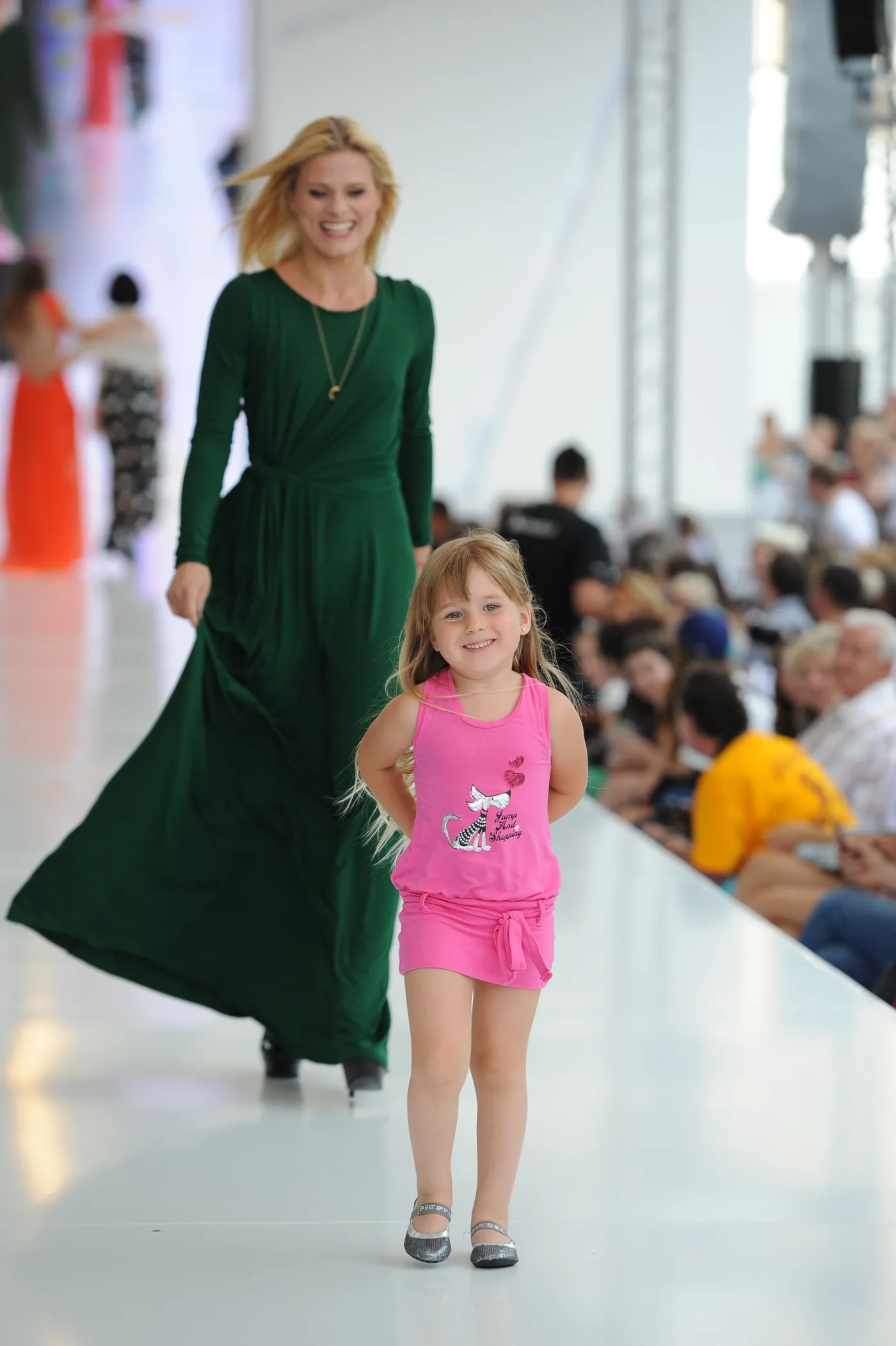 3693427-anna-glogowska-z-corka-na-warsaw.jpg