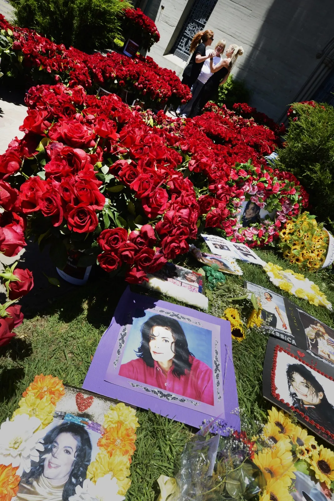 Tysiące czerwonych róż – tak fani wspominali Michaela Jacksona