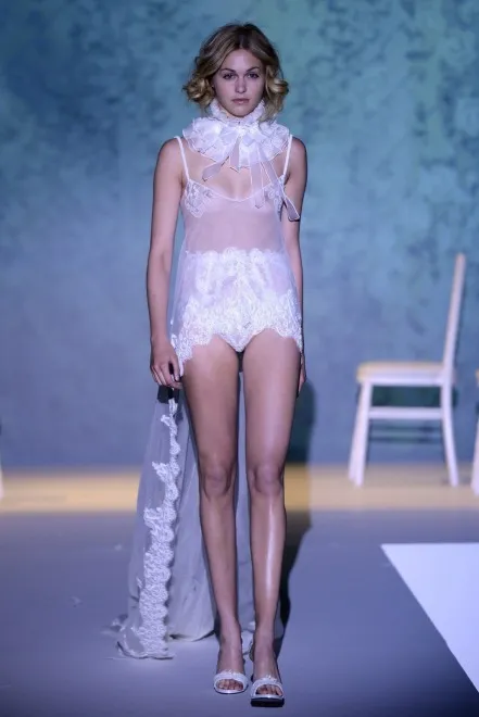 3731458-zahia-dekar-na-paris-fashion-week.jpg