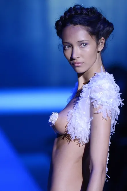 3731386-zahia-dekar-na-paris-fashion-week.jpg