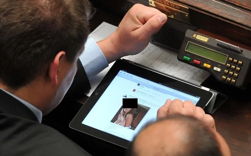 Posłowie na służbowych tabletach oglądają... goliznę!