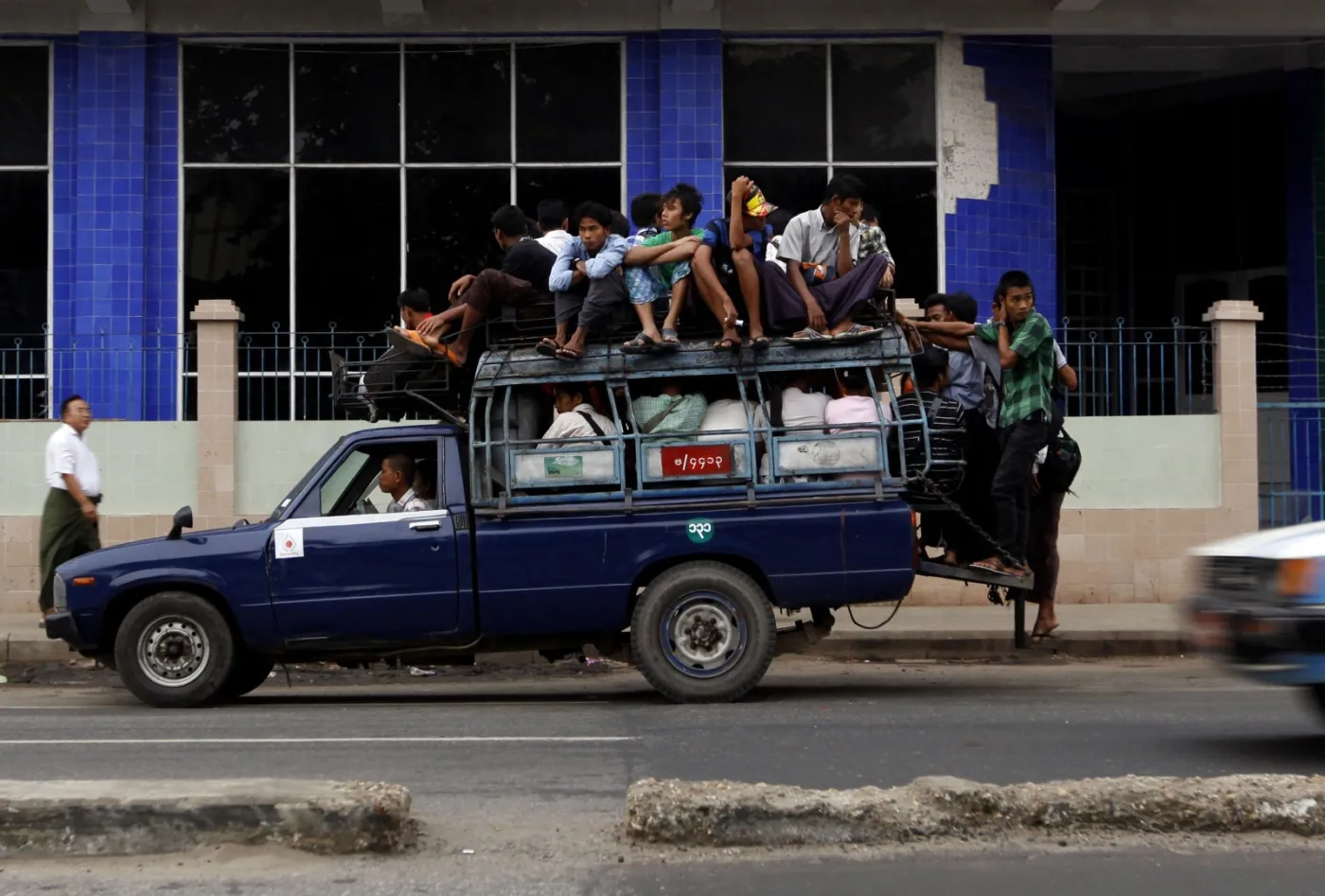 3737773-przeladowany-samochod-w-yangon.jpg