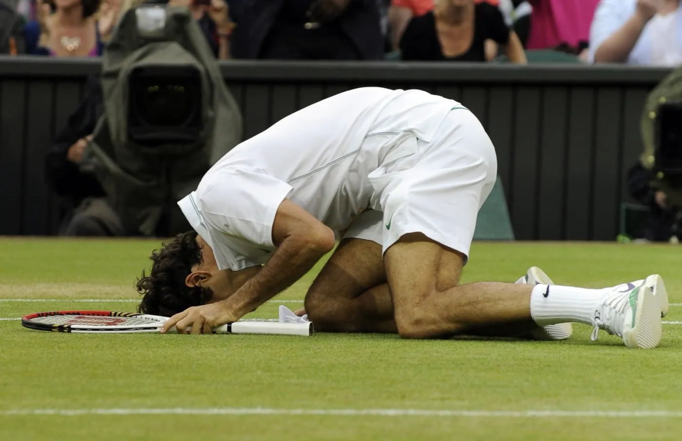 Roger Federer po wygranym meczu finałowym Wimbledonu z Andym Murrayem