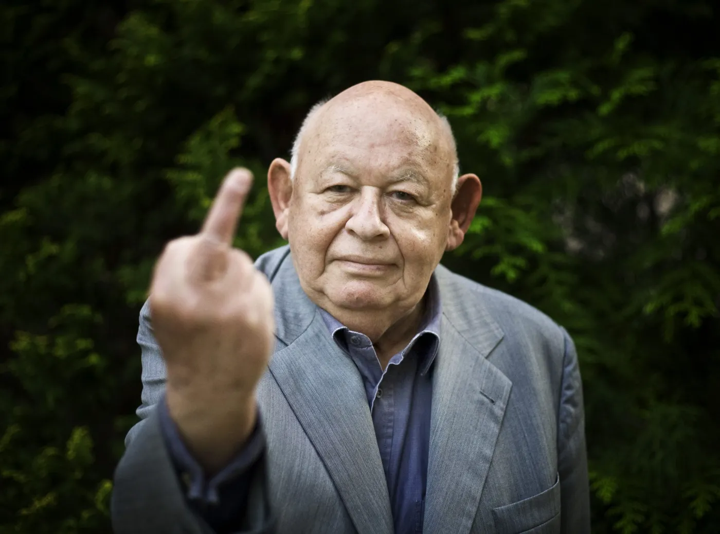 Jerzy Urban z wyciągniętym palcem fuck