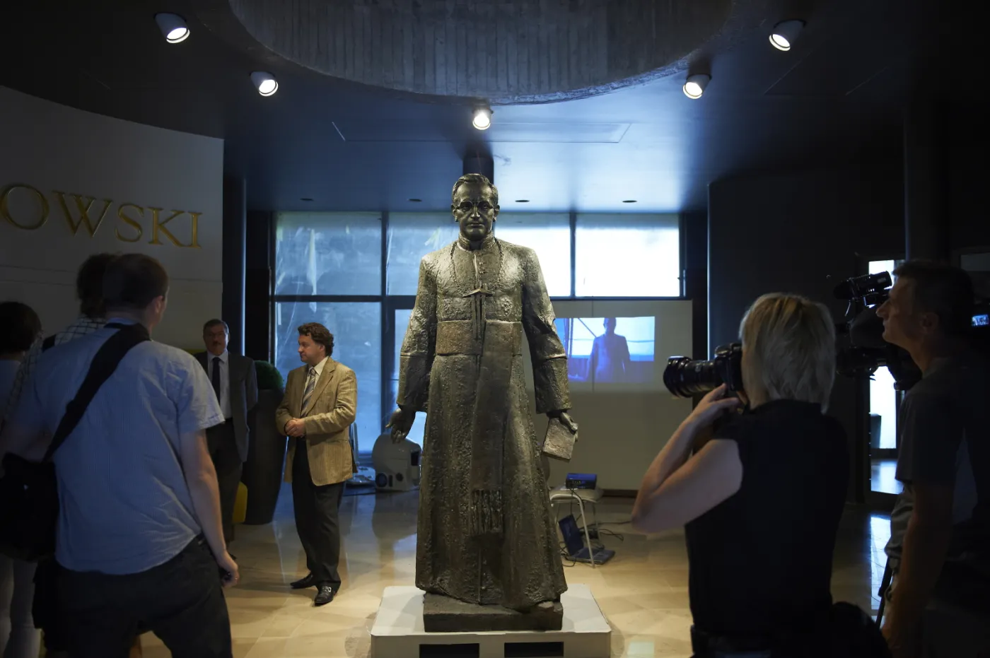 Pomnik legendy "Solidarności". Postać prałata Jankowskiego odlana z brązu