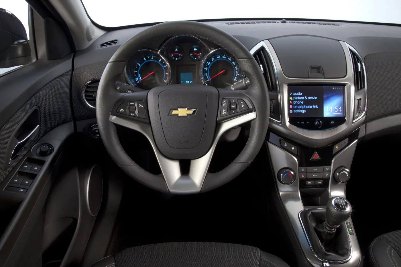 3807258-chevroletcruzesw-interior-02-m.jpg
