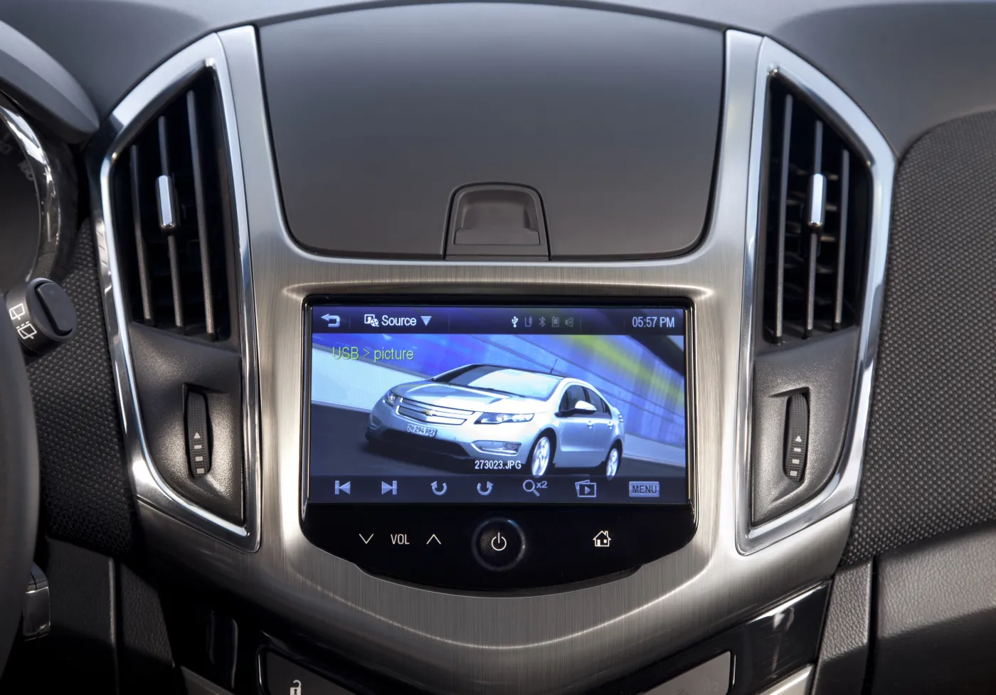 3807287-chevroletcruzesw-interior-11-m.jpg