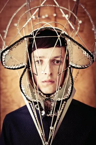 Totally Enormous Extinct Dinosaurs i elektronika wypadająca z ucha