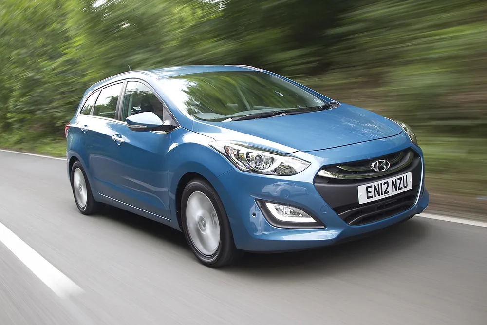 3821201-68216-hyundai-i30-tourer-lr-002.jpg