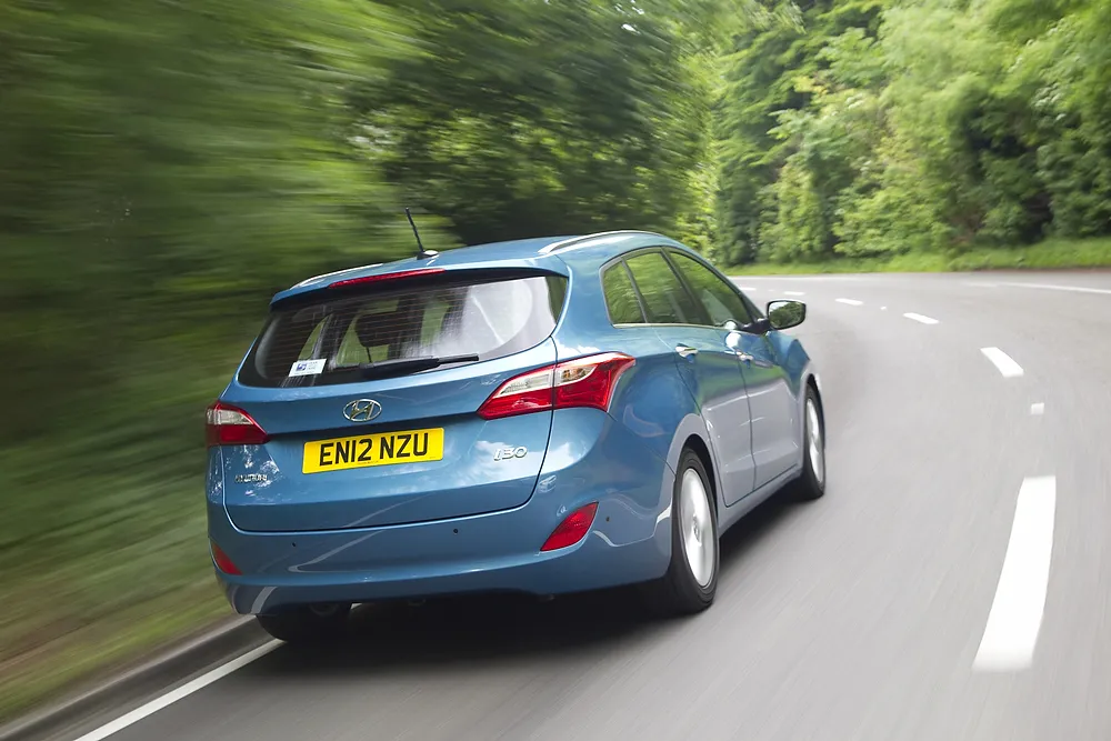 3821230-68216-hyundai-i30-tourer-lr-005.jpg