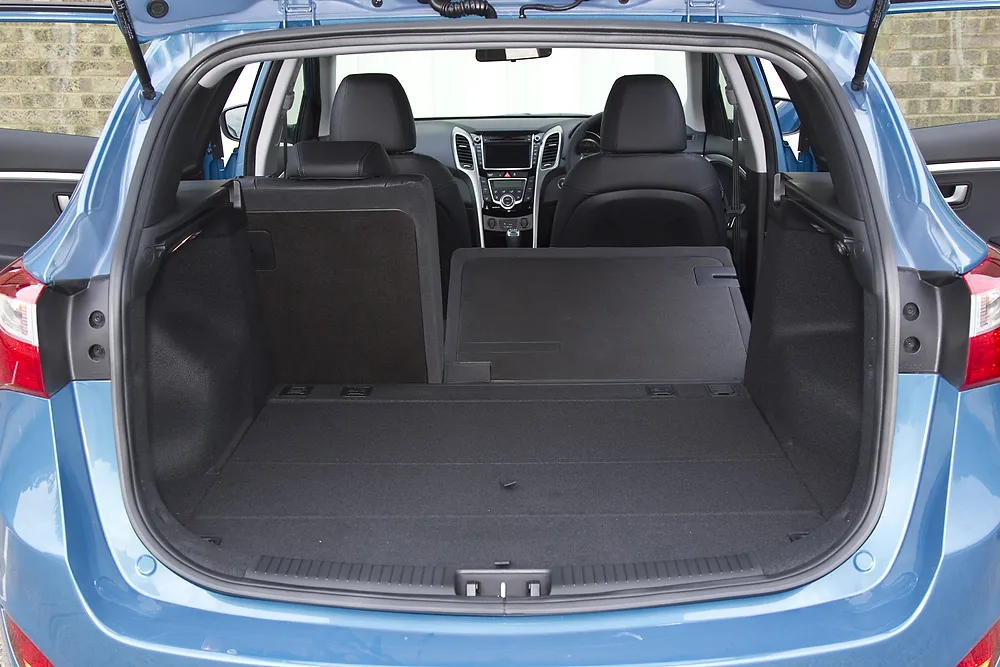 3821288-68216-hyundai-i30-tourer-lr-042.jpg