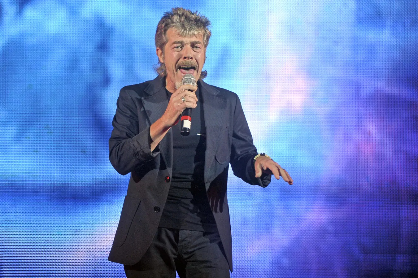 3828050-ken-laszlo-podczas-koncertu-disco.jpg