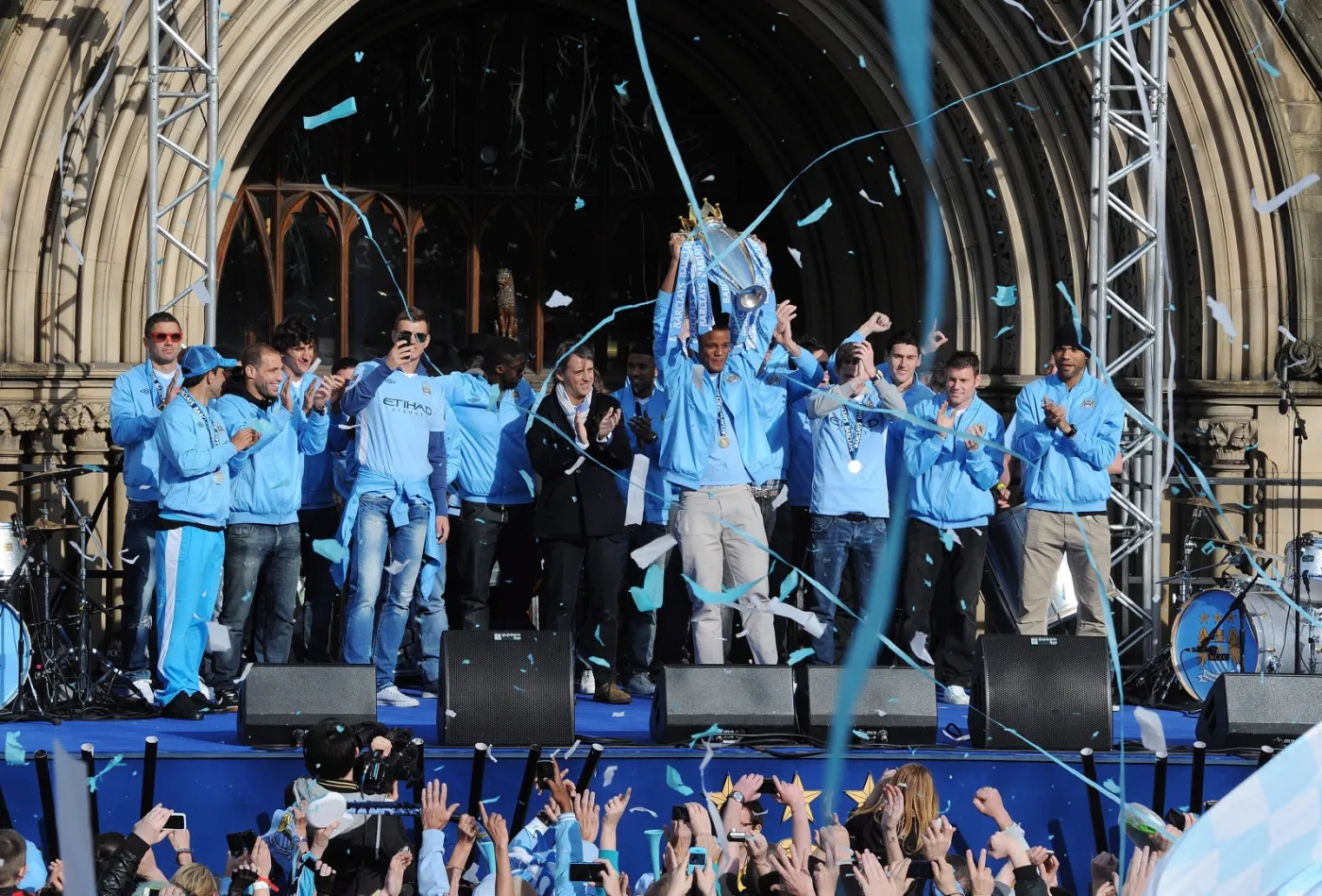 3496734-pilkarze-manchesteru-city-fetuja.jpg