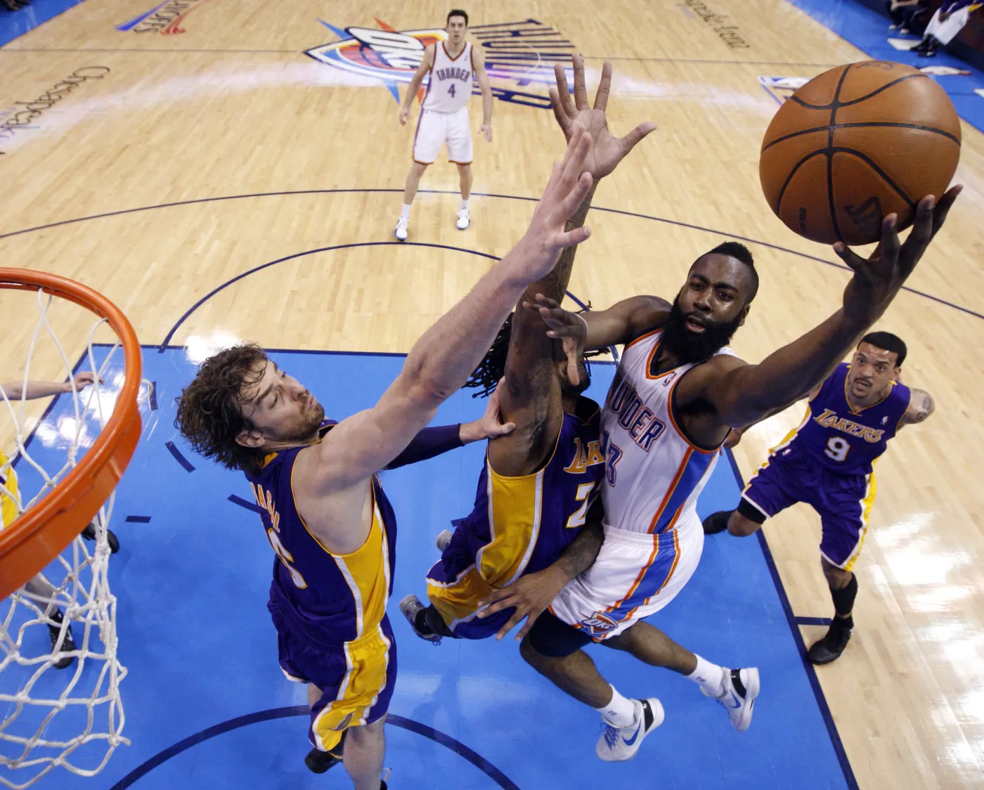 W akcji Pau Gasol i Jordan Hill