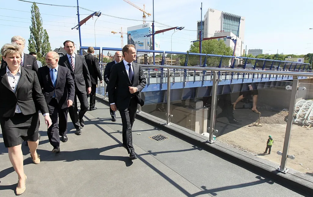 3518028-donald-tusk-na-dworcu-kolejowym.jpg