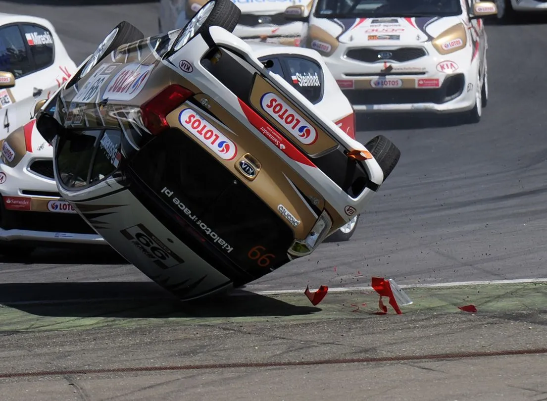 Dziennikarz TVN dachował samochodem! Zobacz zdjęcia z wypadku