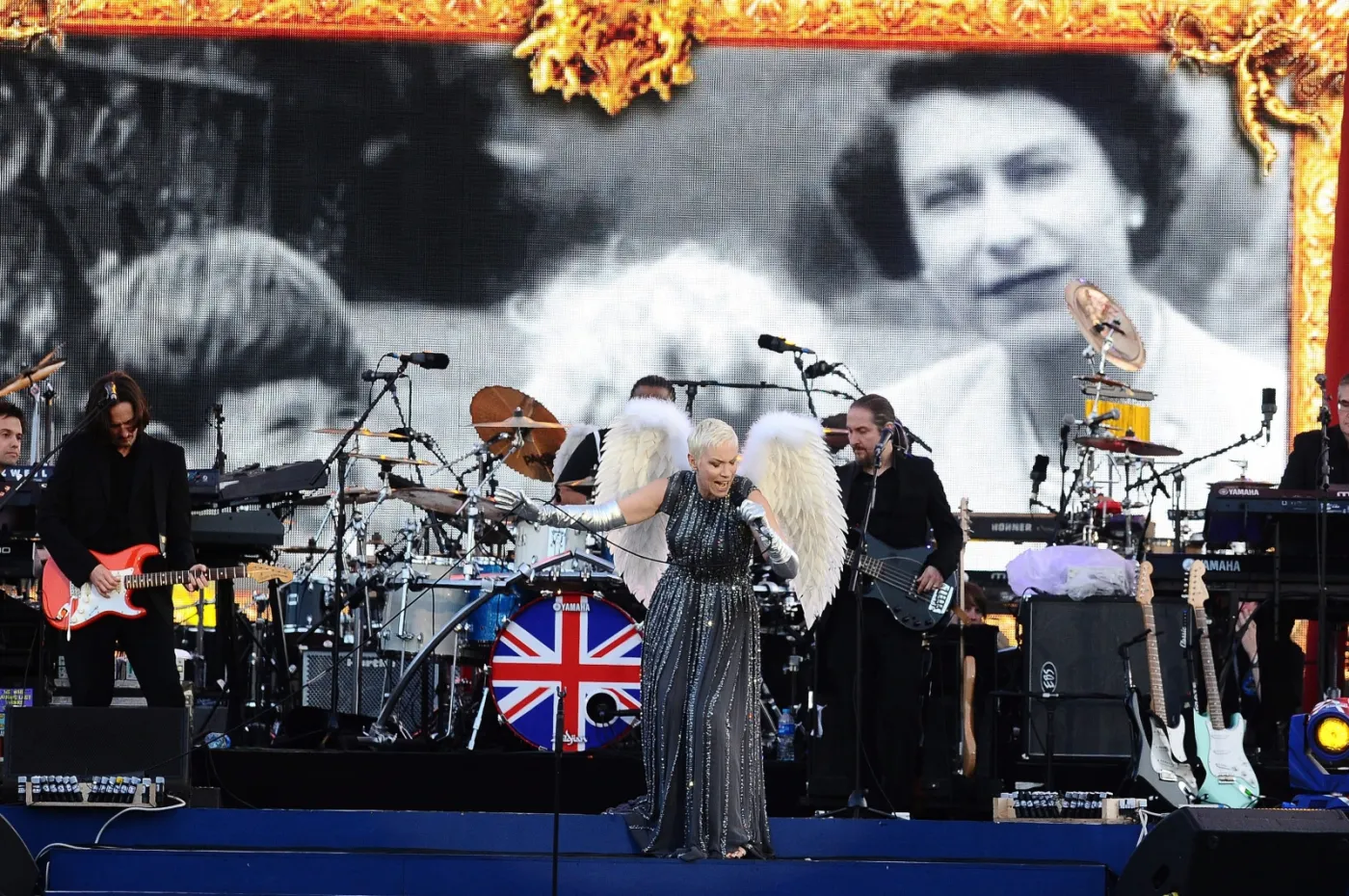 3601935-annie-lennox-zaspiewala-z-okazji.jpg