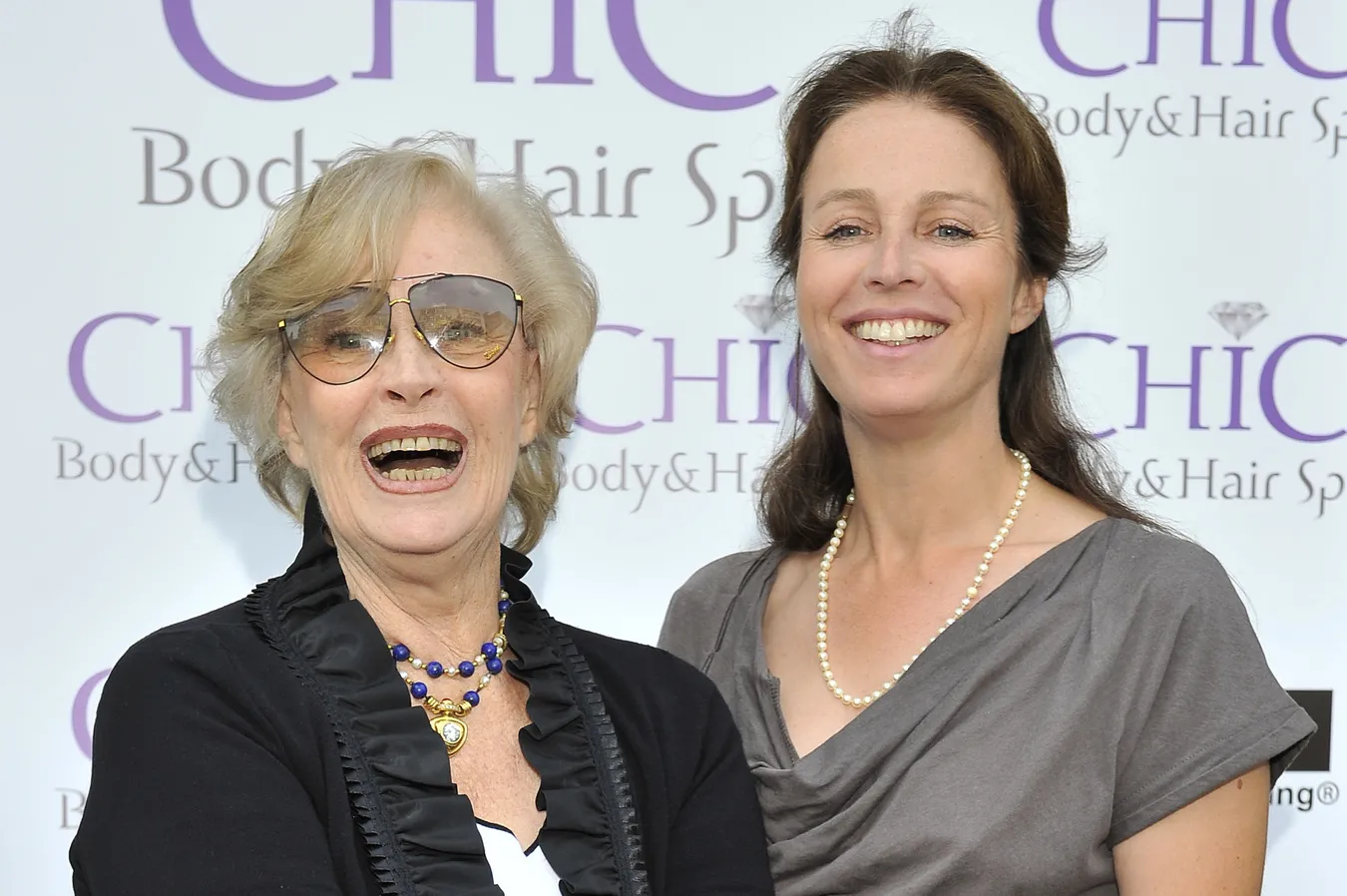 Znane mamy z pięknymi córkami na otwarciu salonu w stolicy