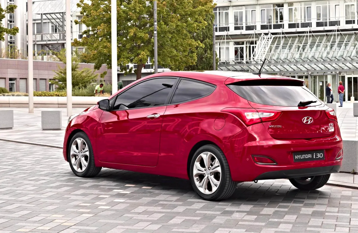 4041559-598565-69097hyu-i30-3door-rear.jpg