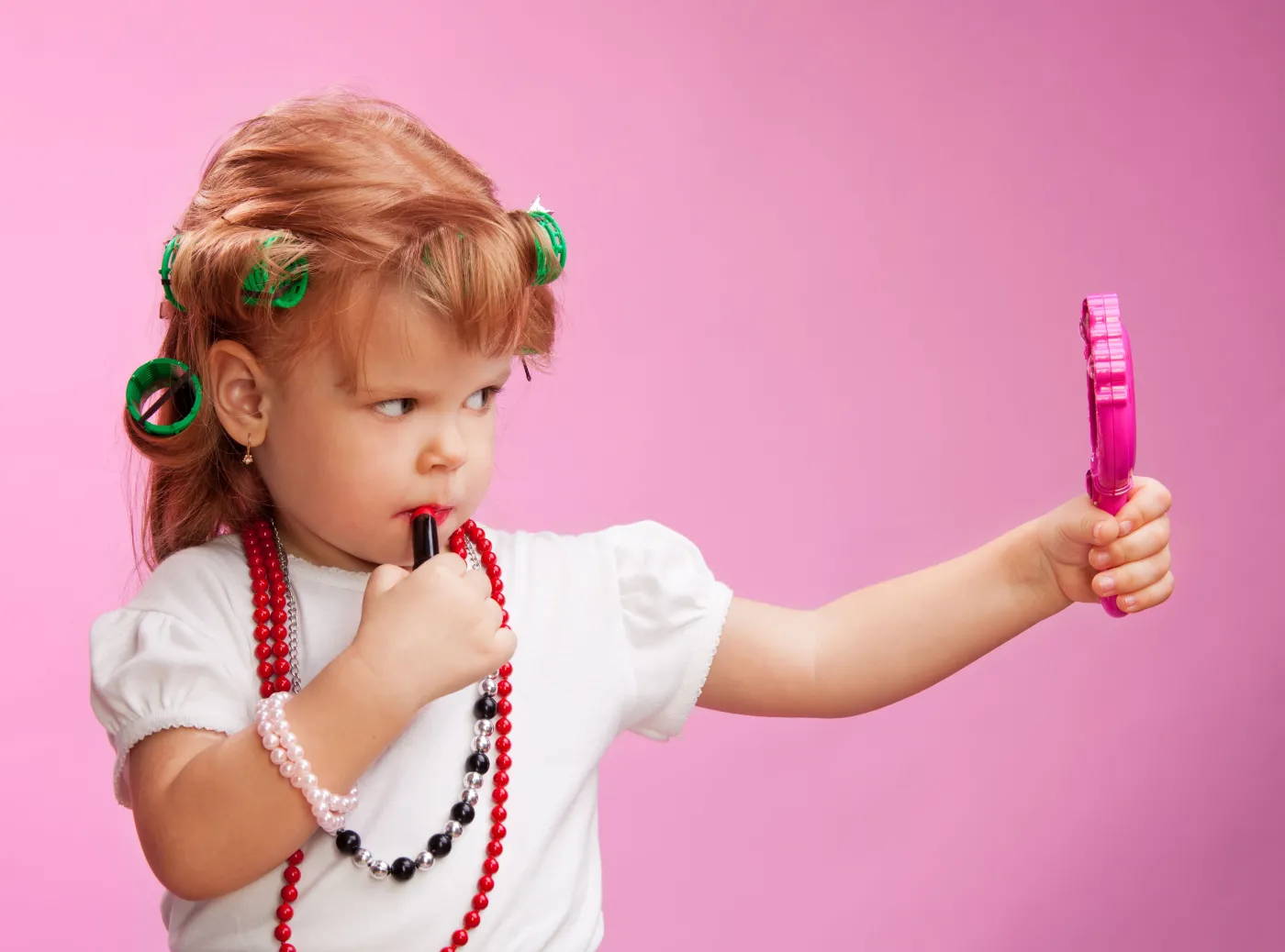 dziewczynka dziecko robi makijaż