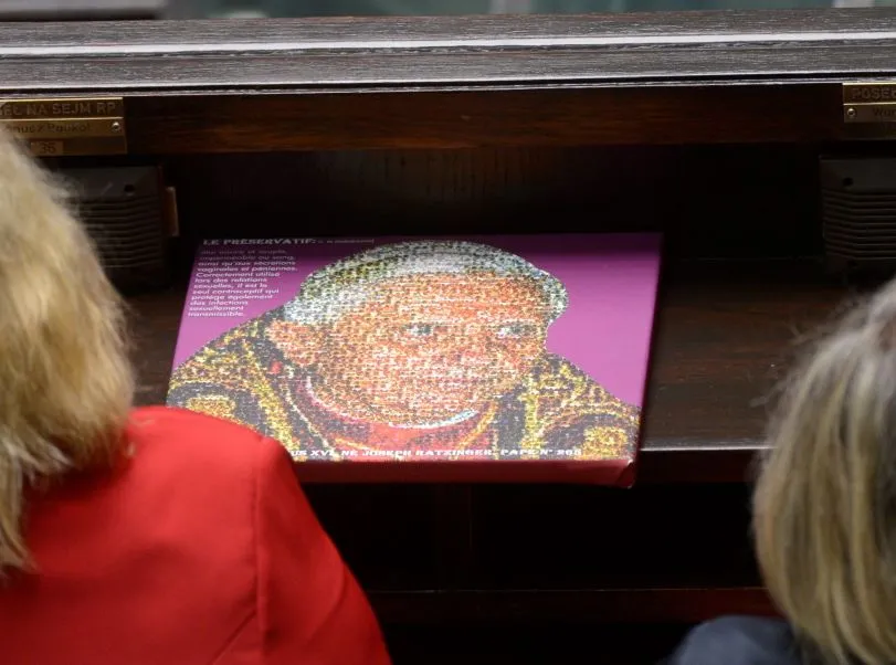 Papież z puzzli w Sejmie. "Każdy z puzzli symbolizuje ofiarę AIDS"