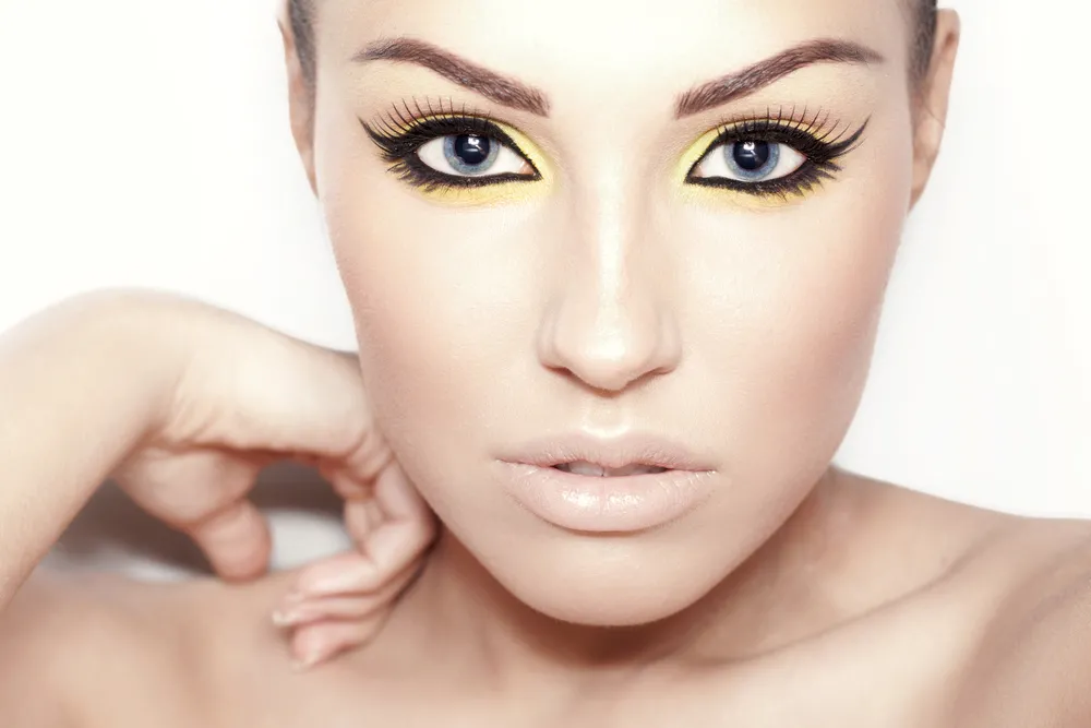 Kobieta w makijażu "kocie oko"