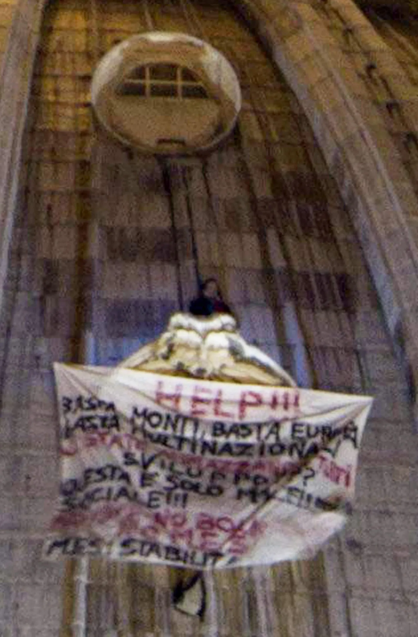   Mężczyzna protestuje na kopule bazyliki św. Piotra
