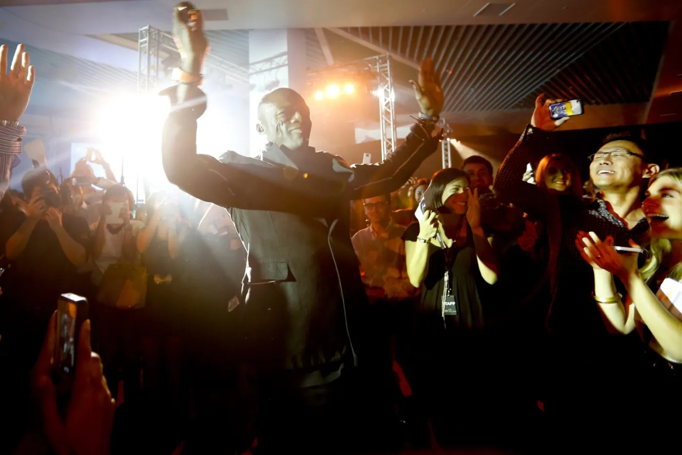 Seal podczas koncertu w Singapurze