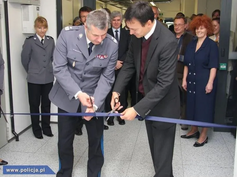 Jacek Cichocki przecina wstęgę w Centrum Przetwarzania Danych Policji