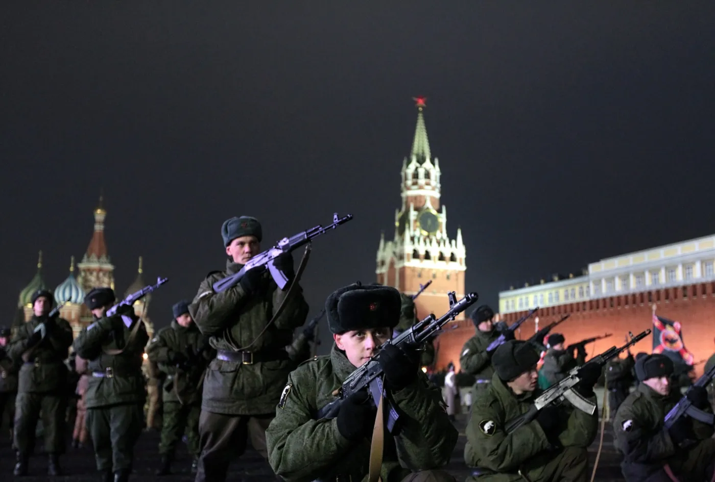 4247726-moskwa-parada-plac-czerwony-armia.jpg