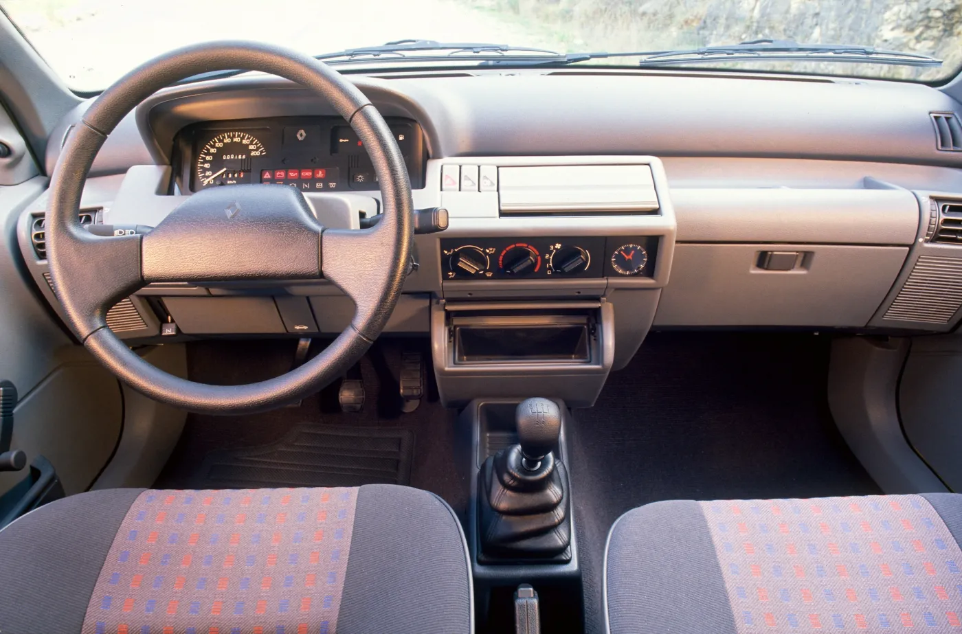 3872134-5-renault-clio-rn-wnetrze-1991-r.jpg