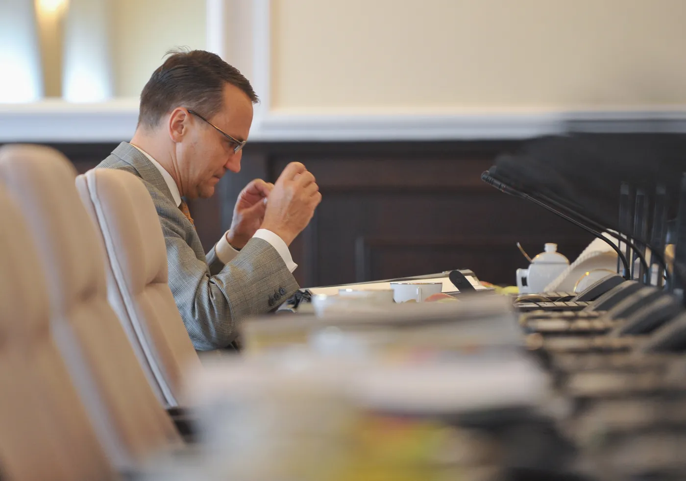 Szef MSZ Radosław Sikorski przed posiedzeniem rządu