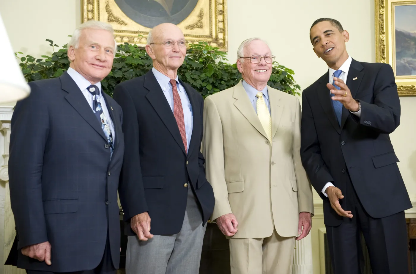 3941245-buzz-aldrin-michael-collins-neil.jpg