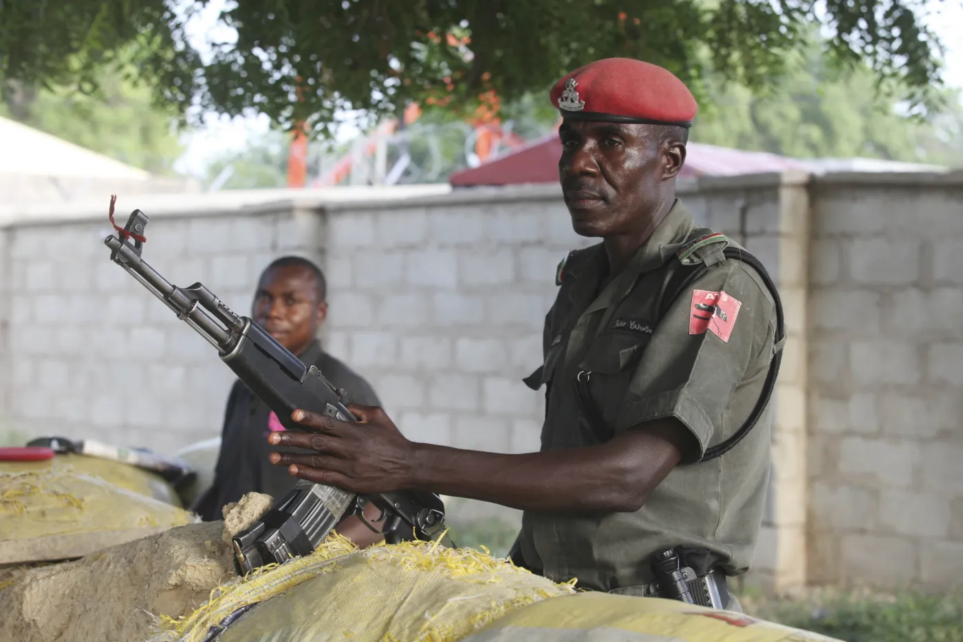 Policjant w Nigerii z karabinem AK-47