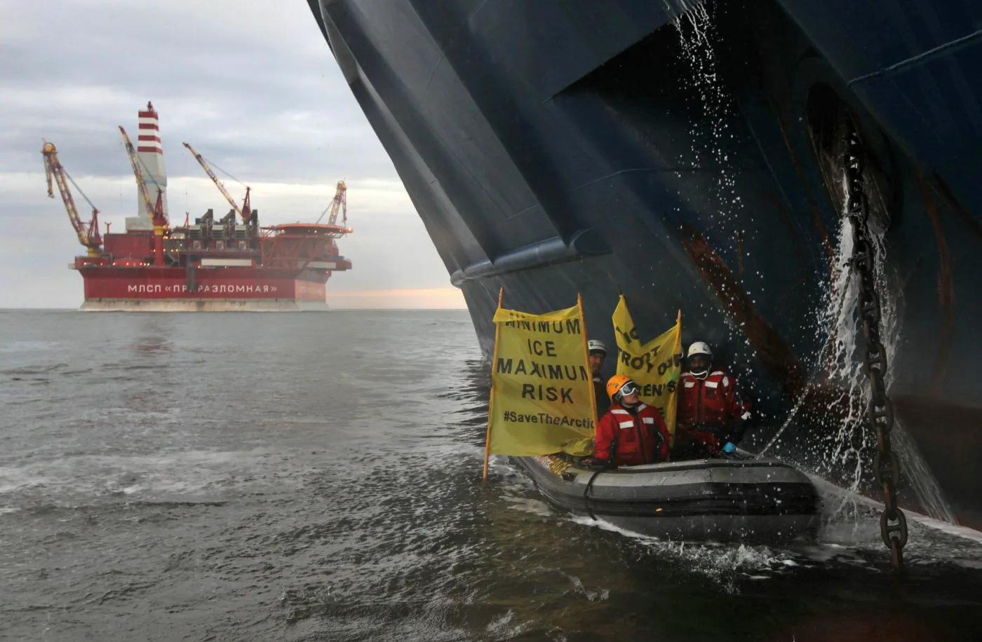  Działacze Greenpeace zablokowali statek koncernu Gazprom