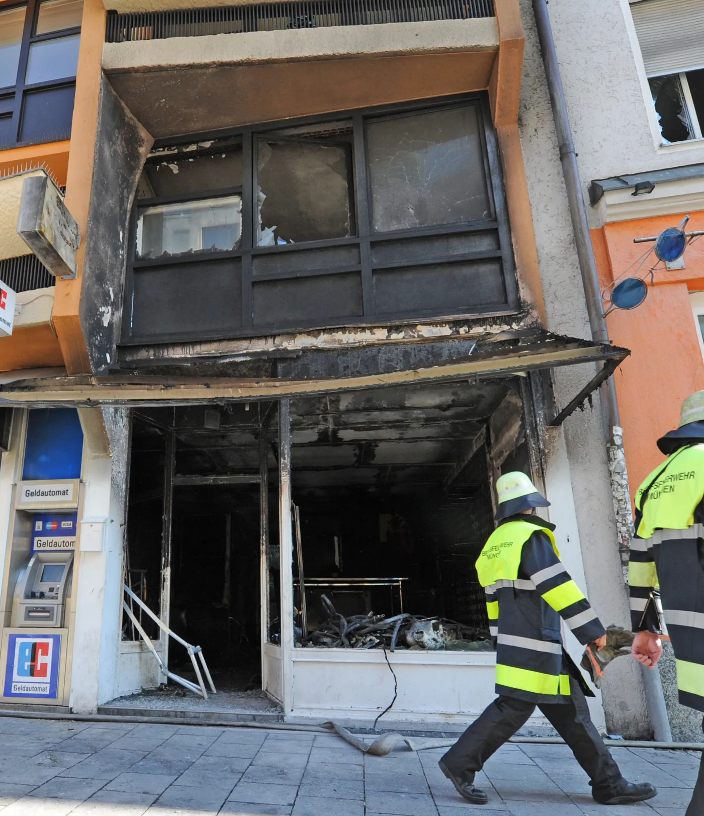 3954166-zniszczony-budynek-po-detonacji.jpg