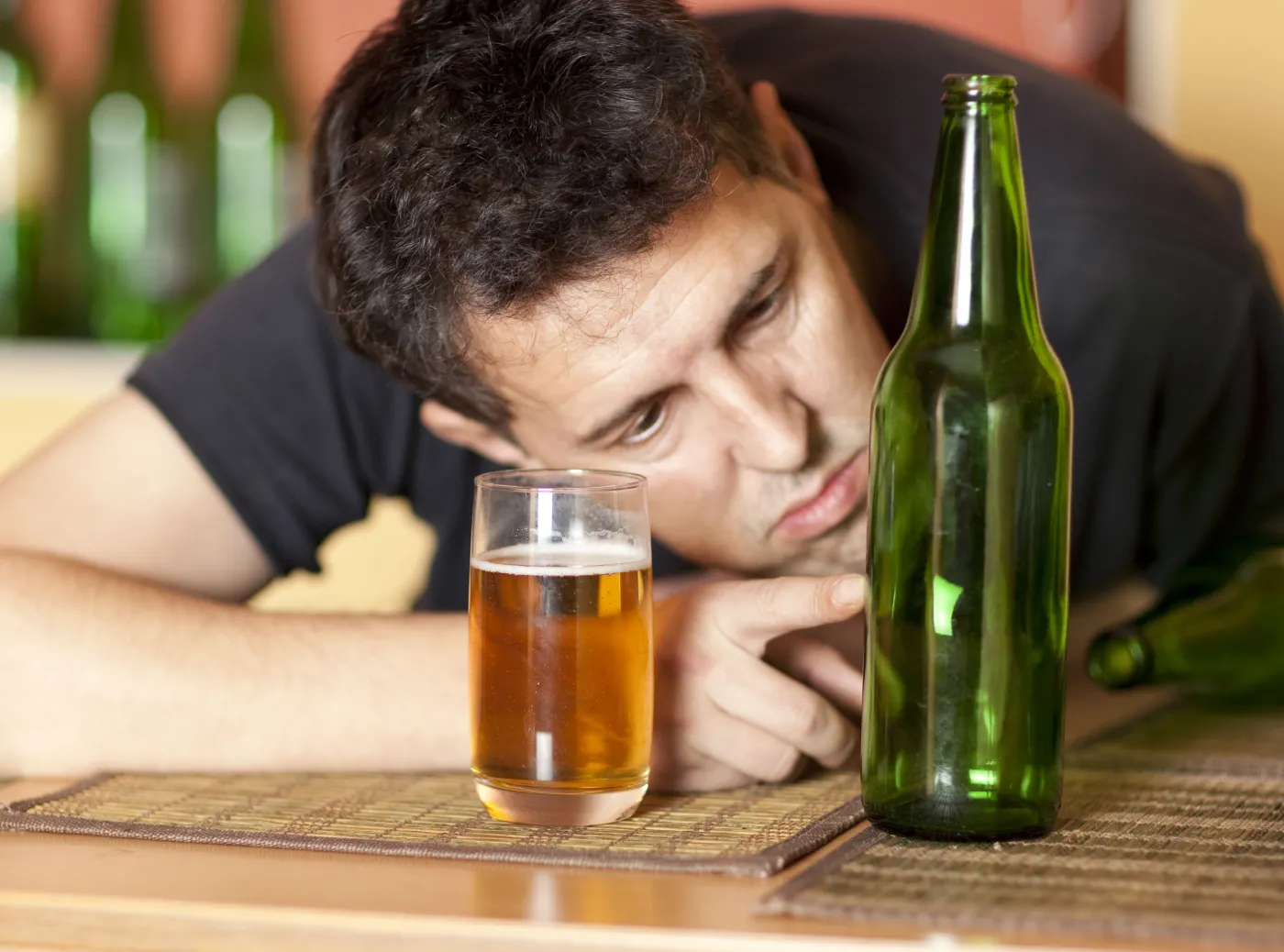 mężczyzna pije piwo alkohol kac