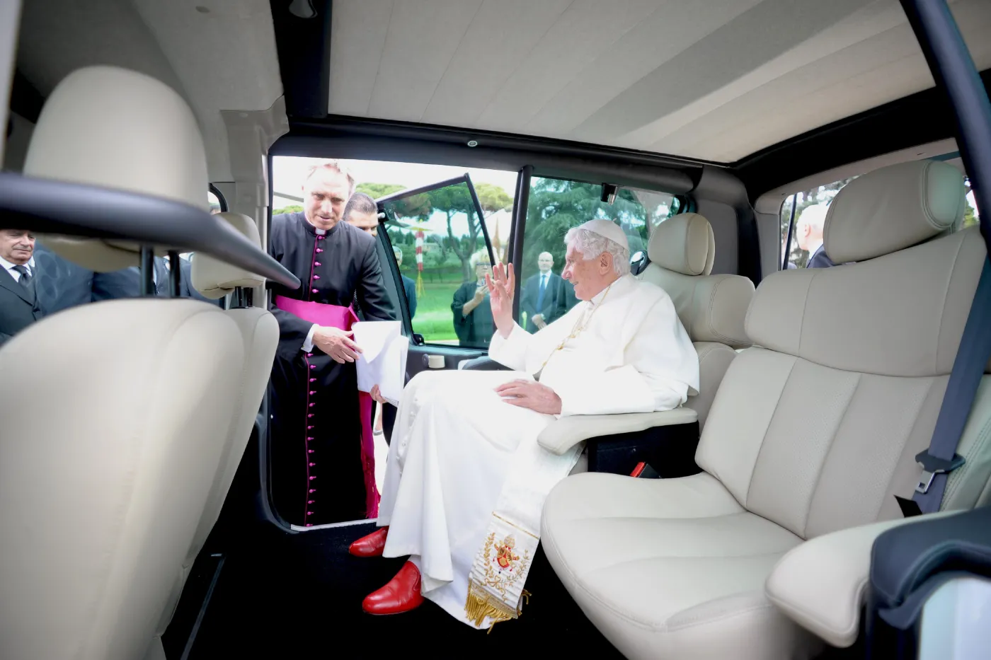 Benedykt XVI na kanapie niezwykłego papamobile! Zobacz nowe auto papieża