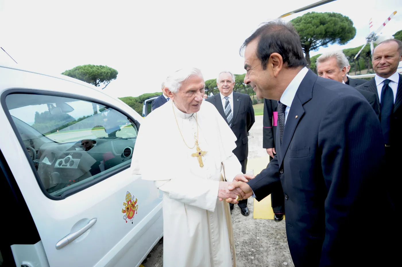 4012302-papiez-benedict-xvi-kangoo-z-e.jpg