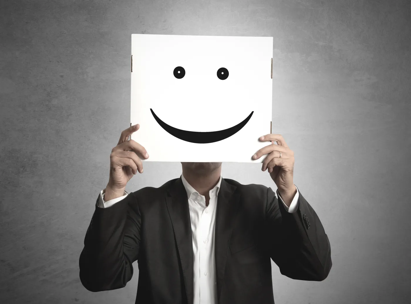 uśmiech uprzejmy sympatyczny miły