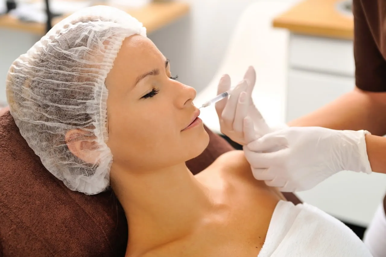 Kobieta w gabinecie medycyny estetycznej