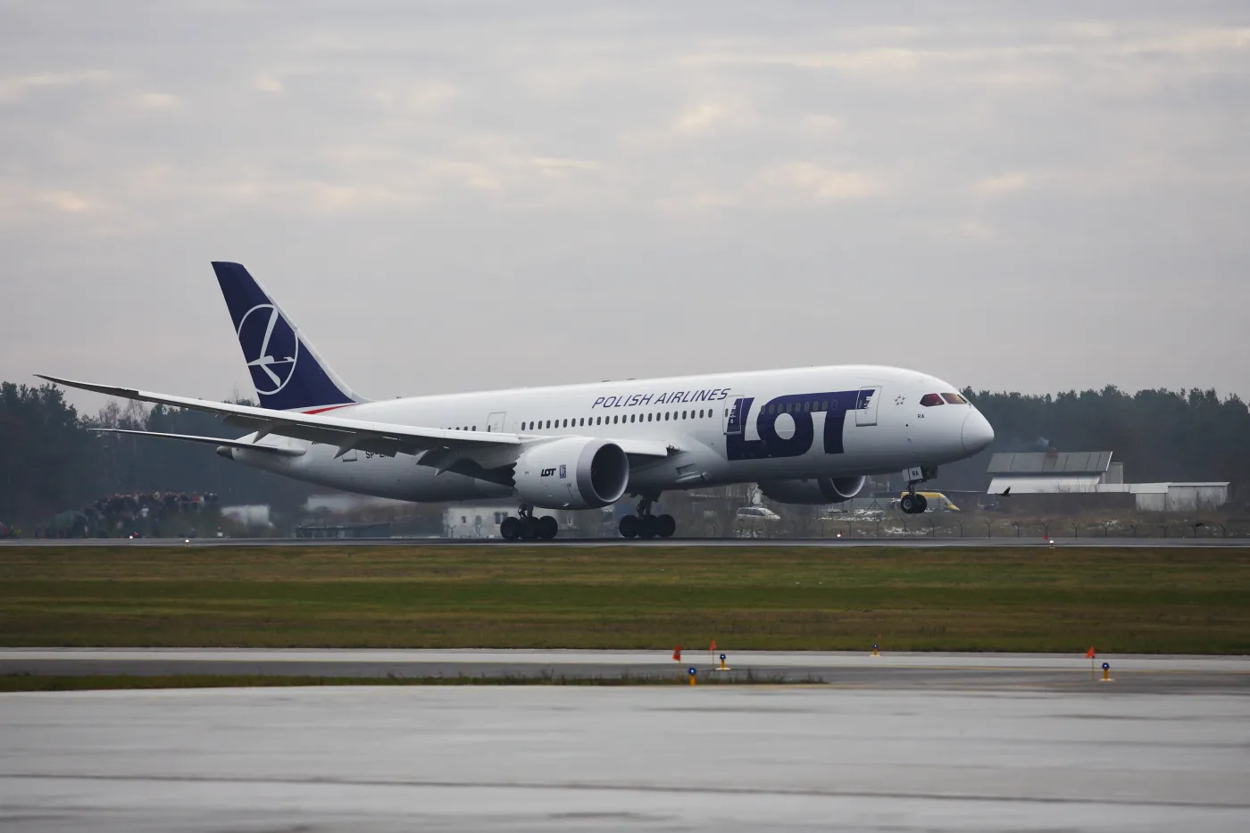 Ekonomista krytykuje ratowanie LOT: Tak czy inaczej zbankrutuje