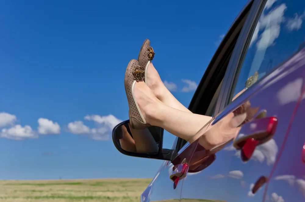 Kobiece stopy w oknie samochodu