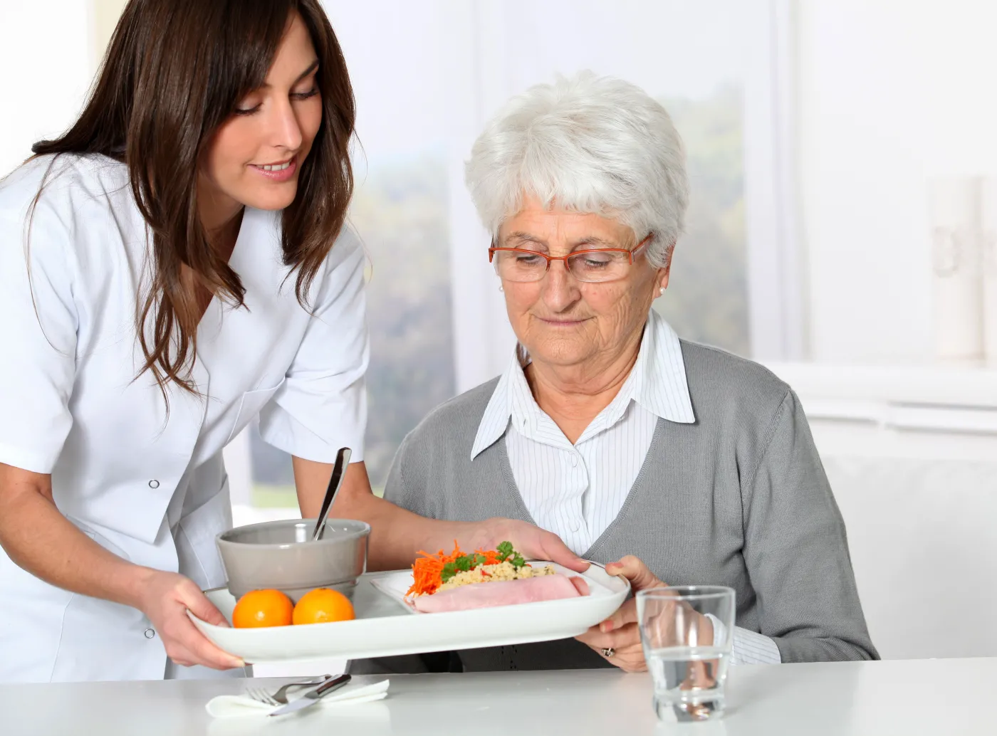 starsza kobieta i pielęgniarka