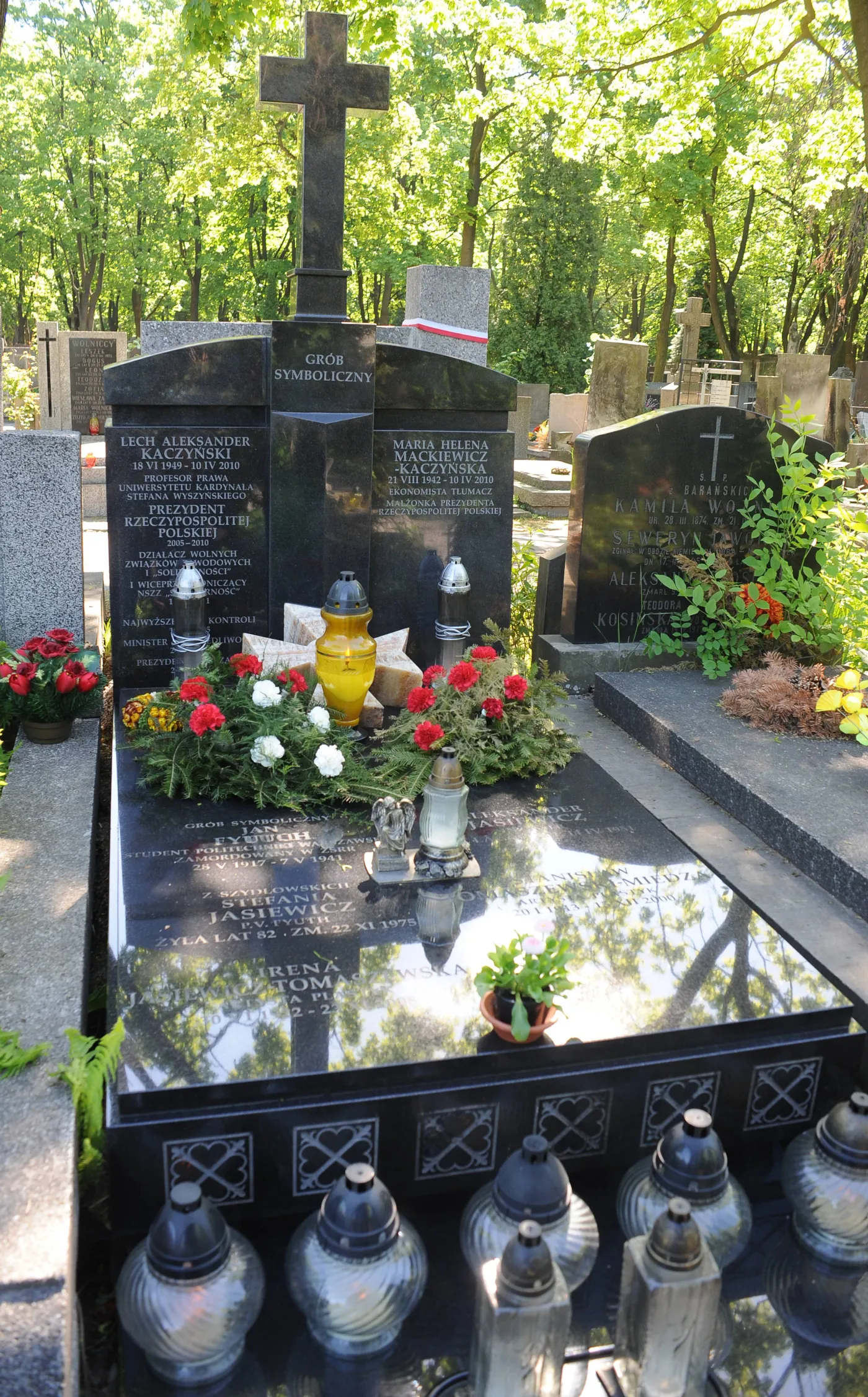 4542853-symboliczny-grob-lecha-i-marii.jpg