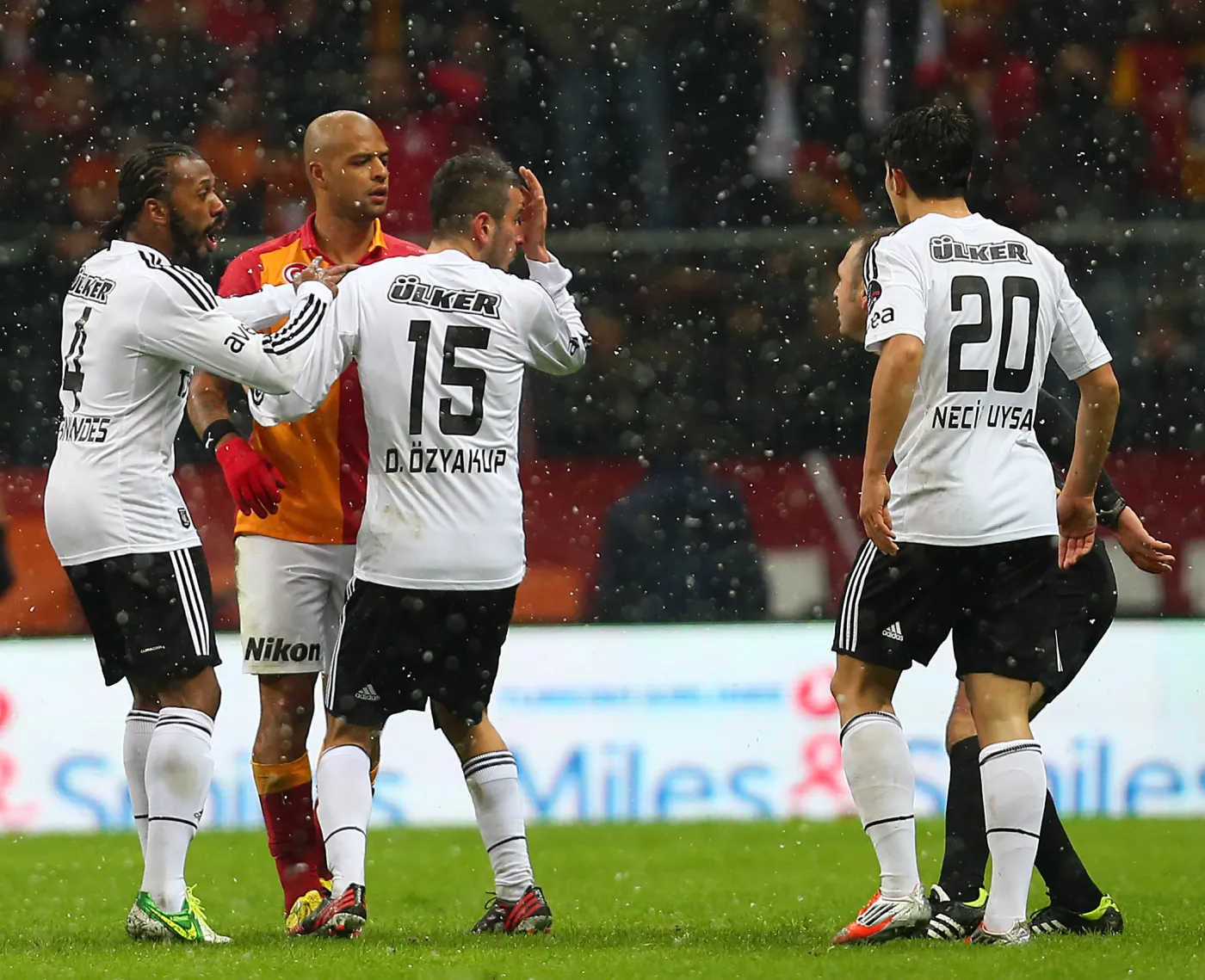 Felipe Melo (w ciemniejszym stroju)