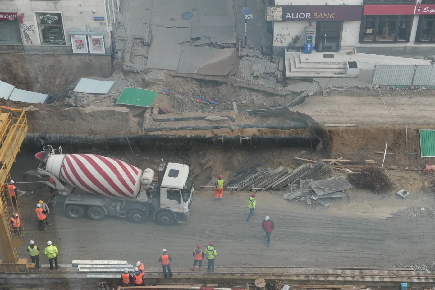 Zapadnięta ziemia na budowie II linii metra