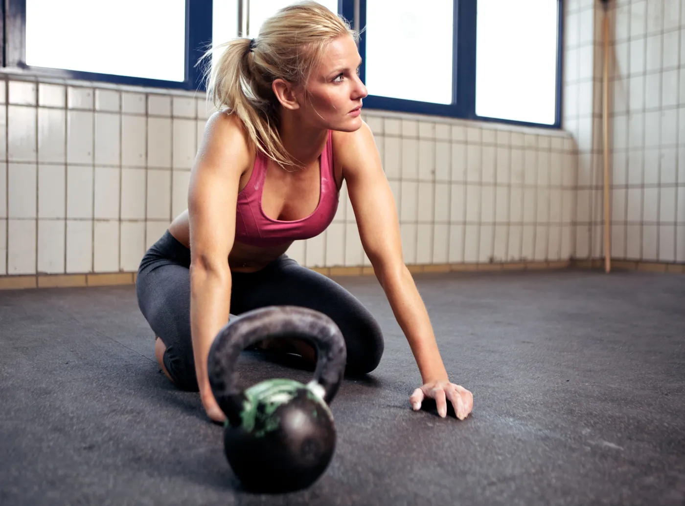 kettlebell ćwiczenie odważnikiem kobieta trenuje trening