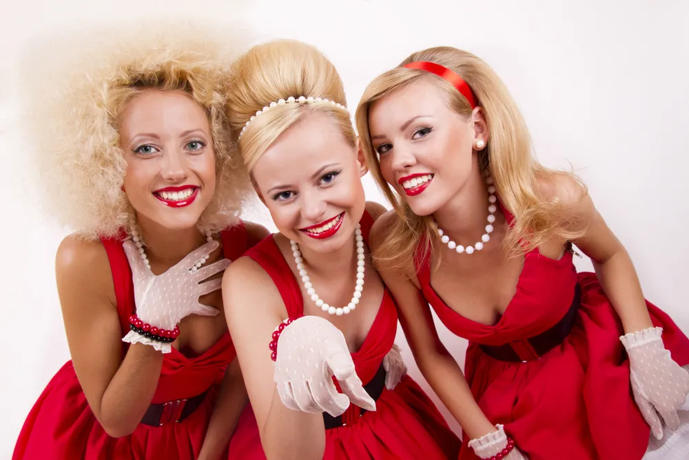 Siła czerwieni! Jak reagują mężczyźni na kobiety ubrane w ten kolor?